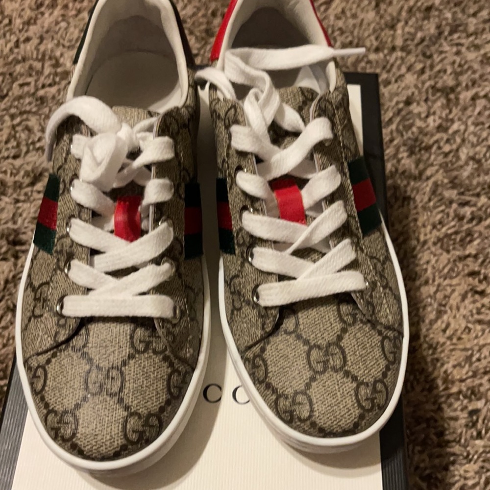 Kid shoes and shirt